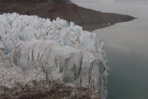 Le front du glacier Misumassoq surplombe le fjord d'Inglefield - 9 août 2017