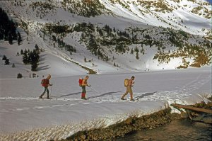 Trois skieurs arrivent à l'hospice de Vénasque (Disparu) - Avril 1974. Equipement des années 70.