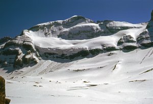 La face nord du Mont Perdu (3355m) le 2 mai 1975. Aujourd'hui, le glacier a presque complètement disparu
