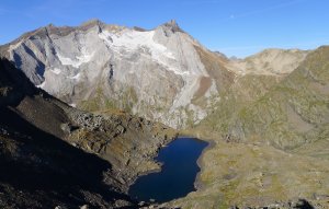 Le lac des Gentianes - Au fond, de G à D : Montferrat et crête du Montferrat, Glacier d'Ossoue, Vignemale, Hourquette d'Ossoue et refuge Baysselance - Septembre 2013.
