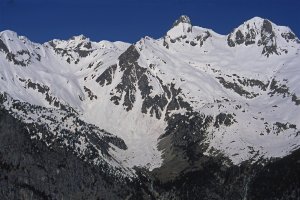 Les Picos de Las Argualas, à D, le Pico de Garmo Negro - Avril 2001.