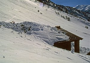 Arrière du refuge Riab, où l'épaisseur de la neige atteint 6m - 28 Février 1996.