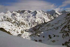 Au cours de l'étape T 14 - Vue sur le massif du Mont Rouch depuis les environs de Certascan - Février 2006. 