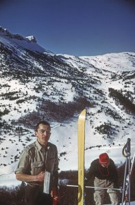 On voit ici l'insert Trima dans la semelle du ski permettant de fixer la peau de phoque - Vercors, vallée de Combau - 31 Janvier 1969