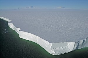 La Grande Barrière de Ross et l'ice-shelf de Ross près de la baie des Baleines.