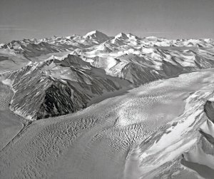Le glacier de Beardmore découvert par l'expédition Shackleton le 4 décembre 1909. Ce glacier sera la route d'accès au Pôle des futures expéditions dont celle de Scott tandis qu'Amundsen empruntera le glacier Axel Heiberg pour gagner le Pôle.