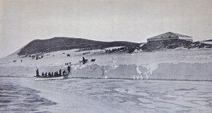 Débarquement du matériel devant la hutte de l'expédition en baie de McMurdo.
