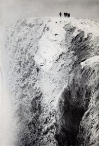 Le cratère actif de l'Erebus. Vue prise du bord de la partie basse du cratère. Fumerolles montant sur la gauche - 10 Mars 1908.