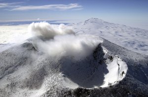 Le volcan Erebus gravi pour la première fois le 10 Mars 1908 par 6 membres de l'expédition du Nimrod. L'ancien cratère au premier plan et le cratère actif avec les fumerolles derrière.