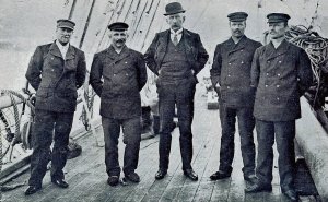 L'équipe qui est allée au Pôle Sud à son arrivée en Nouvelle-Zélande - Mars 1912.