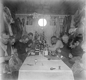 Soirée à Framheim durant l'hivernage. On reconnait Amundsen au fond à D.