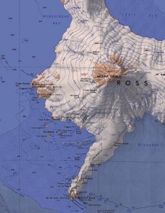 L'Erebus et le versant ouest de l'île Ross. Certaines années, un navire peut rejoindre l'extrémité sud  de l'île. Ce fut le cas pour Scott et La Discovery en 1902 mais impossible pour Shackleton et le Nimrod en 1908 comme pour Scott et la Terra Nova en 19111.