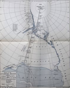 Carte montrant les positions de la baie des Baleines et de la Baie de McMurdo ainsi que les itinéraires de Shackleton et d'Amundsen vers le Pôle Sud. 