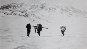 En route vers le sommet de l'Erebus - 6 Mars 1908.
