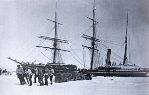 Débarquement des bottes de foin pour les poneys au cap Evans          Janvier 1911