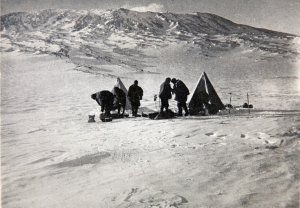 Départ du camp à 2600m au pied du cône de l'Erebus - 7 mars 1908.